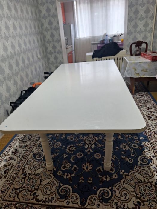 Обальный стол для гостинный