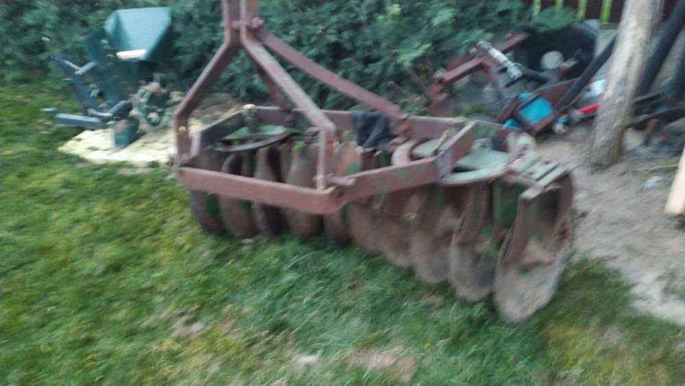 Disc agricol cu ridicare in tiranți