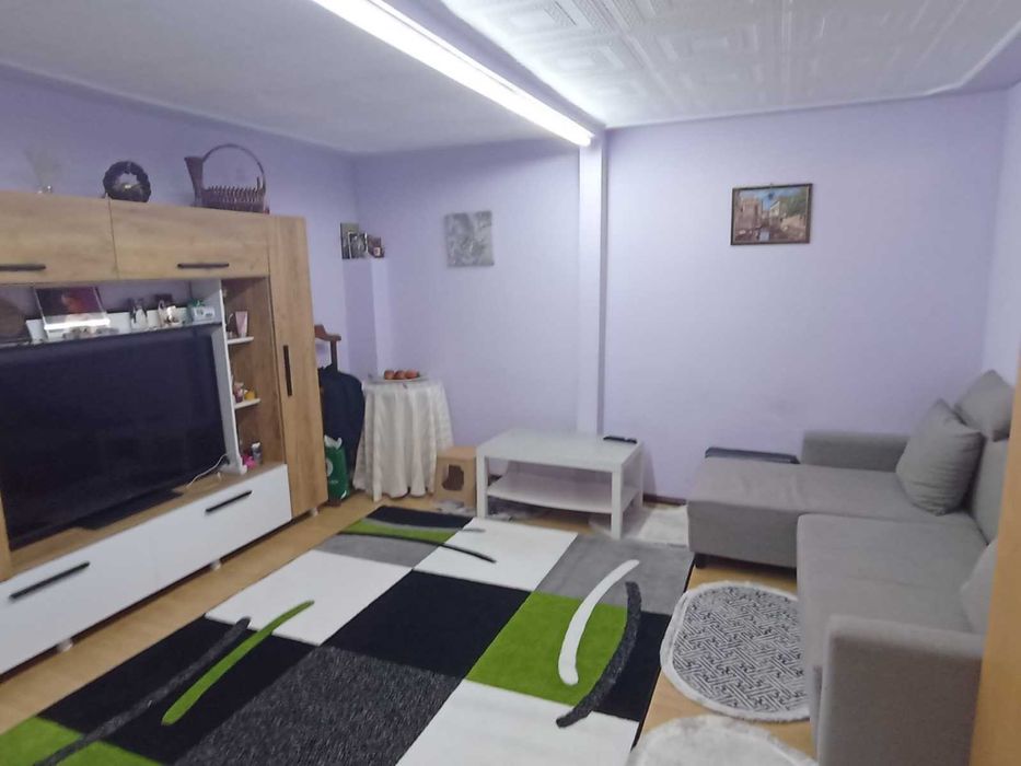 De vanzare casa 3 camere zona Damaroaia 2 bai, balcon deschis