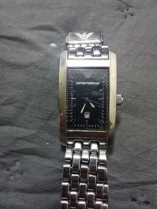 Часовник Армани запазен