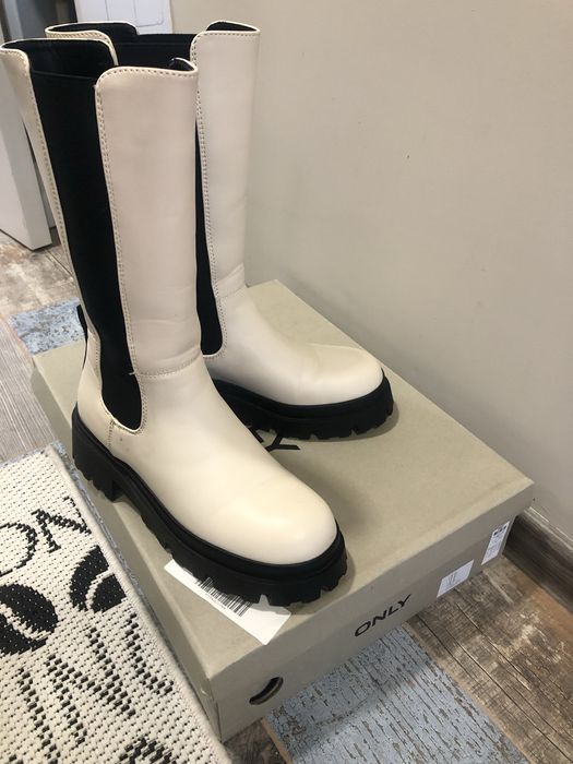 Продавам много симпатични ботушки