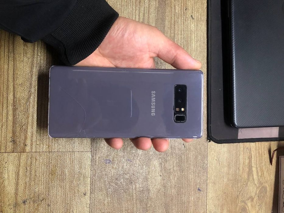 Samsung not 8 xolati yaxshi