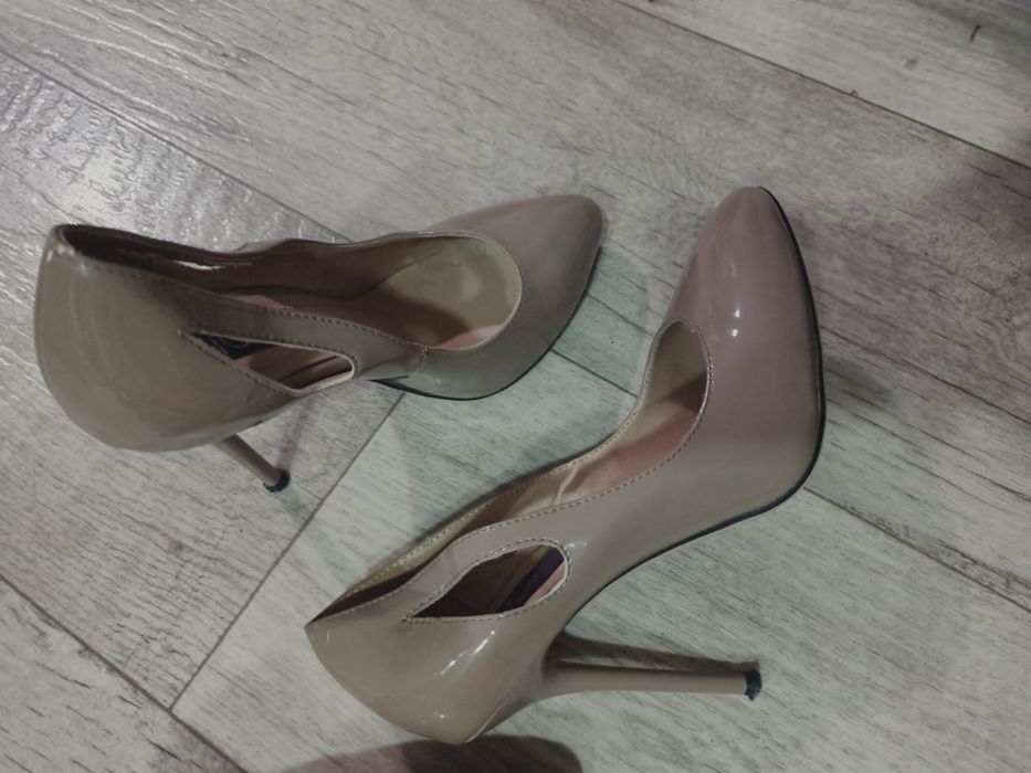 Продам лаковые туфли