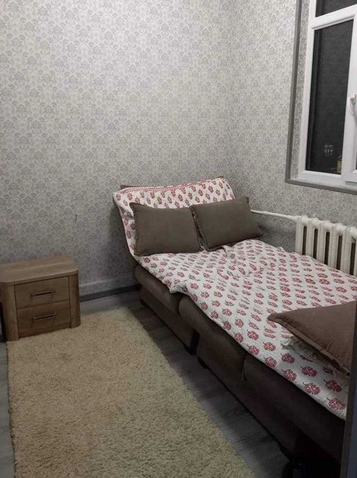 Чиланзар 3 квартал
 1-комнатная переделанная в 2- комнатную, 2 -этаж,