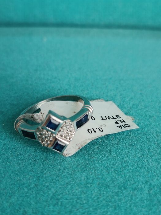 продам кольцо сапфиры или рубины.   И с бриллиантами! D 0,1ct.сертифик