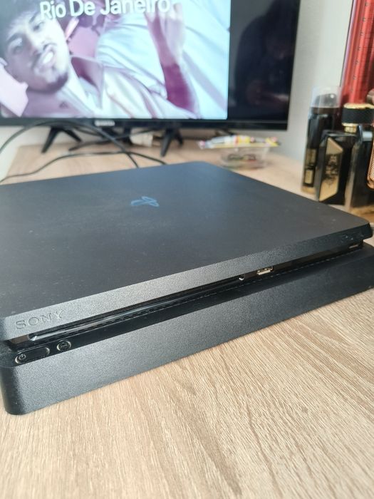 Play station 4 slim de 1tb cu doua manete și volan