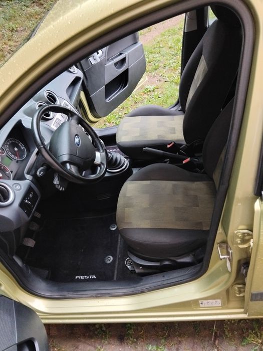 Продавам Форд Фиеста