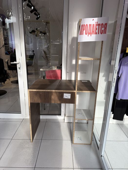 Стол для компьютера в идеальном состоянии