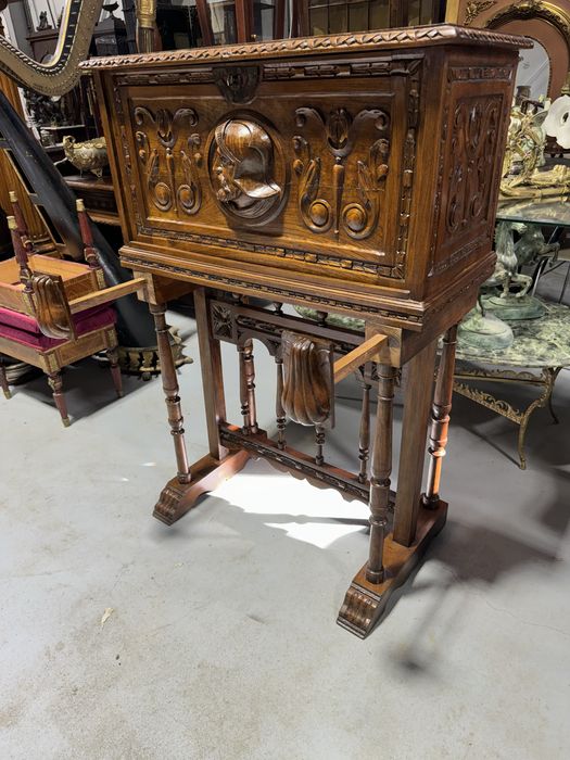 Secretier din lemn cu sculpturi