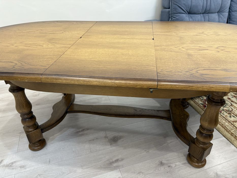 Стол дубовый в хорошем состоянии