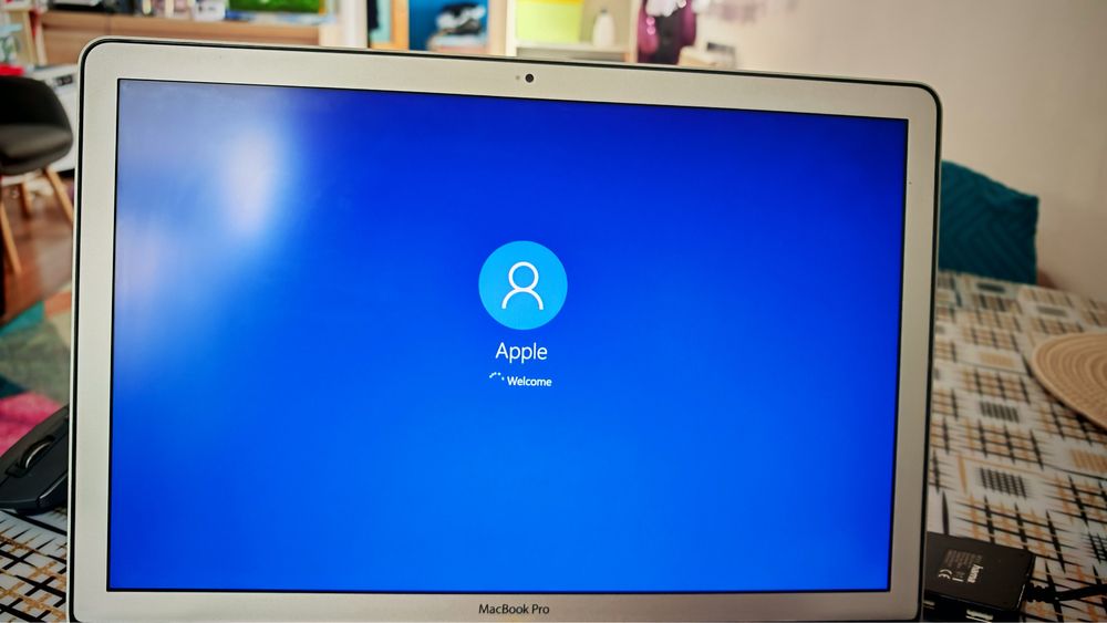 Laptop Apple MacBook Pro 2010, A 1286 i7 – ecran functional pentru piese / proiect,