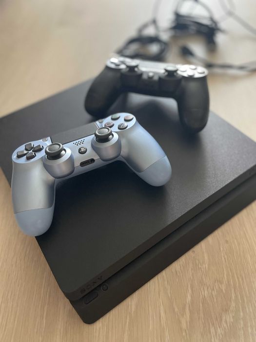PS4 Slim 1TB + 2 джойстика + игри - отлично състояние