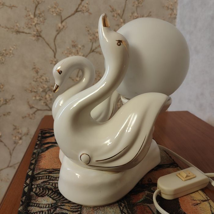 Продам светильник/ночник "Лебеди"