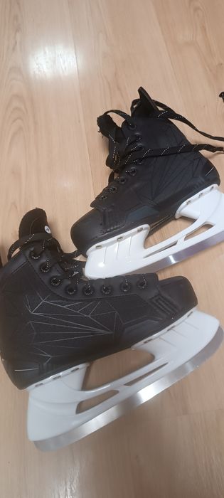 Коньки хоккейные. .
