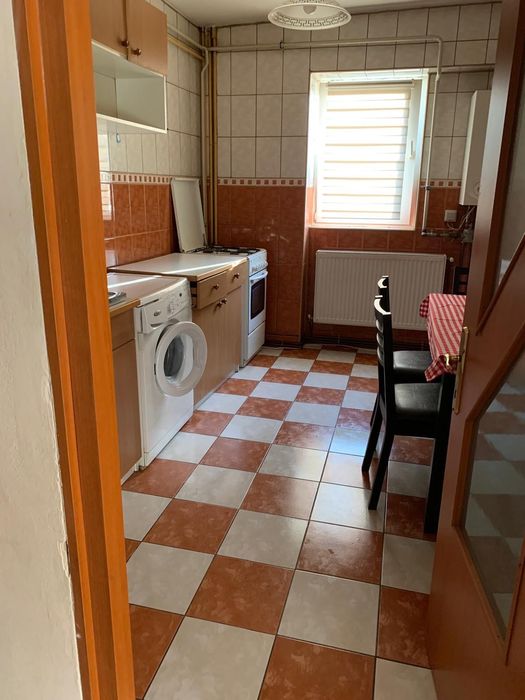 Închiriez apartament cu 2 camere