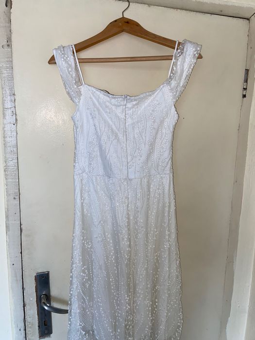 Продавам официална бяла рокля ползвана само веднъж Л размер.