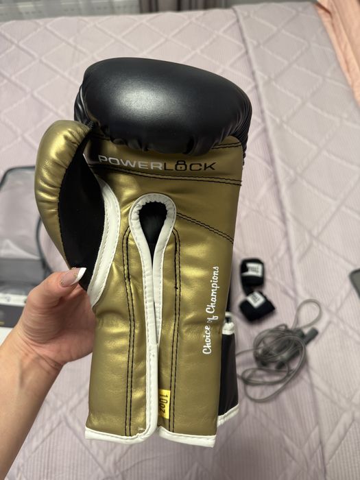 Боксерские перчатки Everlast