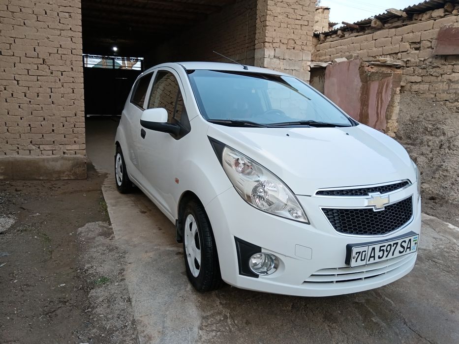 Rangi oq bitta krellosiga petna bor moshinni xolati ideal