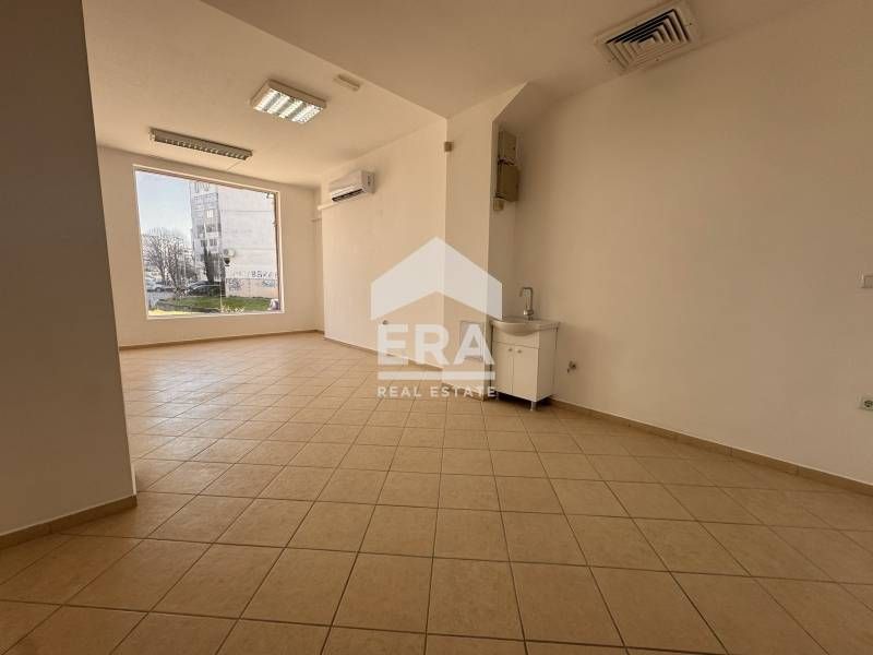 Търговско помещение след основен ремонт, с голяма витрина, за под наем