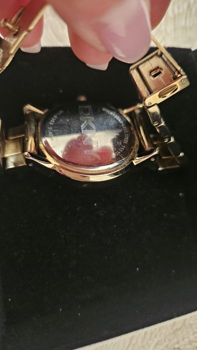 Ceas DKNY  dama
Carcasă din oțel inoxidabil. Ramă fixă ​​în