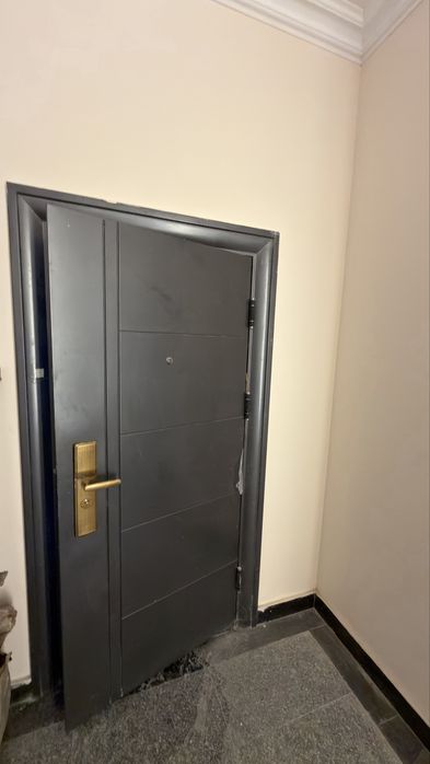 Дверь от квартиры продаю срочно