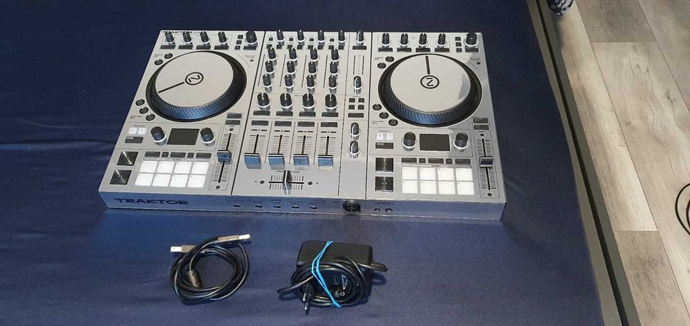 Consola/Controller/Mixer DJ Traktor S4 MK3 cu Flightcase
