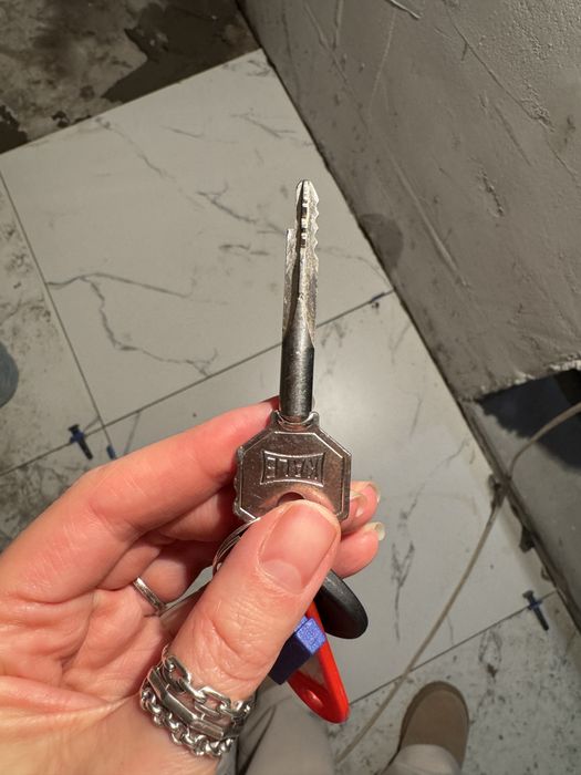 Продам делезную дверь