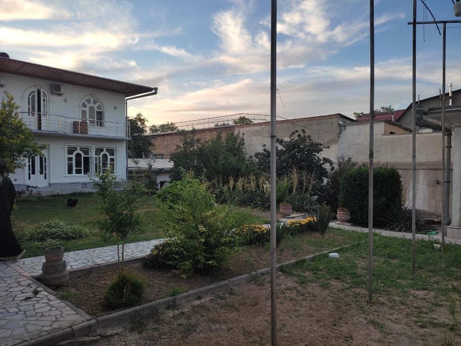 Yakkasaroyda 10 sotih.salamatinada.fasadi 32 metr