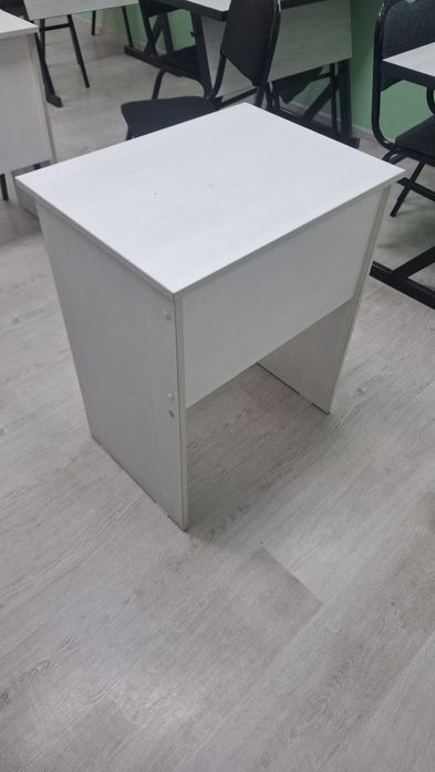 2 talik Parta, 1 talik partake va stullar