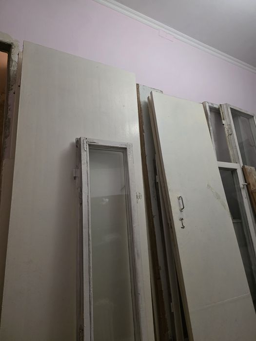 Старые деревянные двери и окна