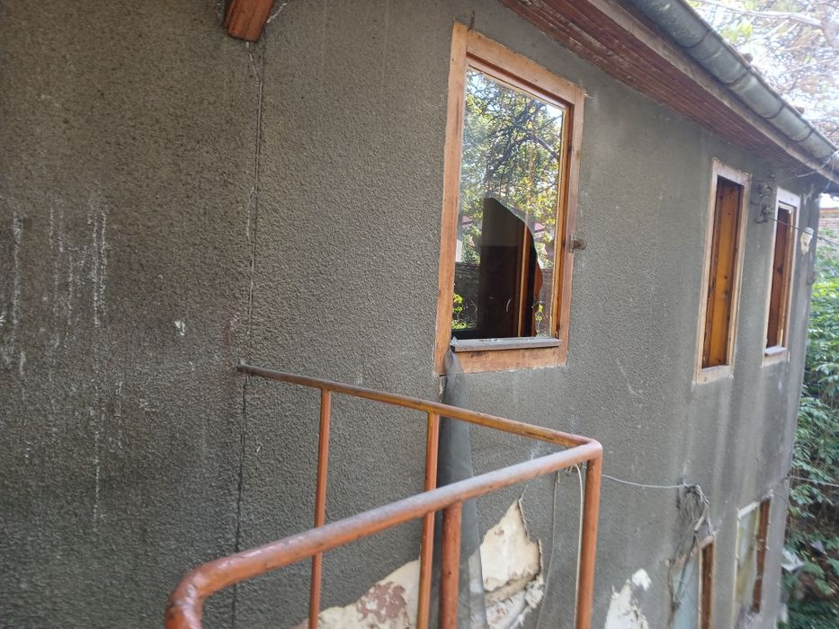 Давам под наем етаж 2 от къща  на женския пазар за склад