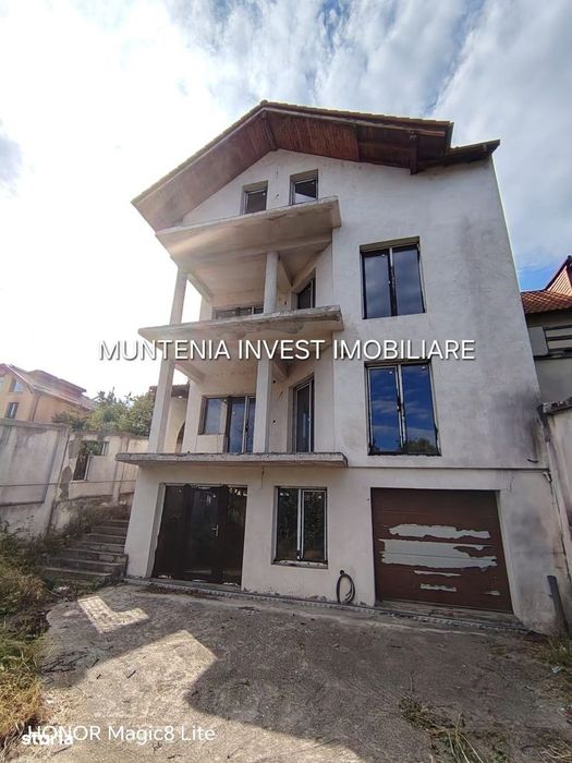 Oportunitate! Casă spațioasă, zona centrală - Pitești