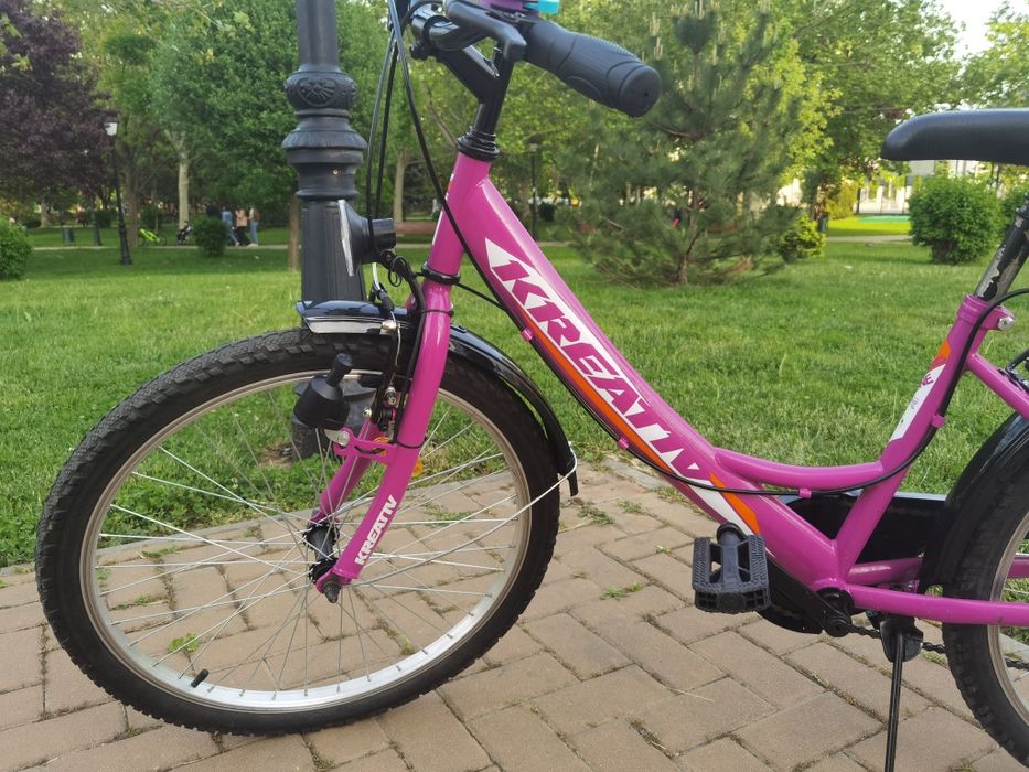 Vând doua biciclete roz și roșie fete și băieți roti 20 și 24