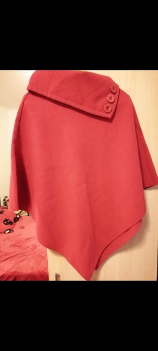 Bolero rosu din stofa, fabricat in Italia, cu nasturi la guler,modern