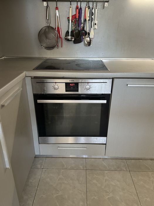 Кухня с електроуреди-вграден хладилник,миялна,фурна,готварски плот,шир