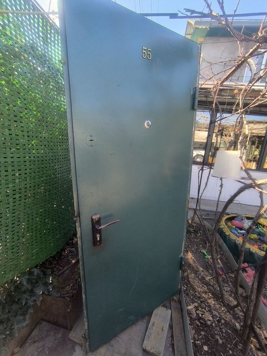 Продается железная дверь