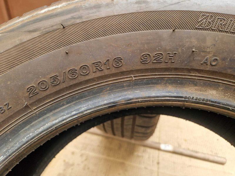 2 Bridgestone R16 205/60
летни гуми
DOT1824