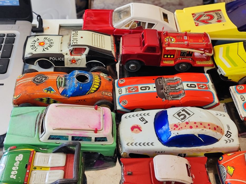 Лот ламаринени играчки колички