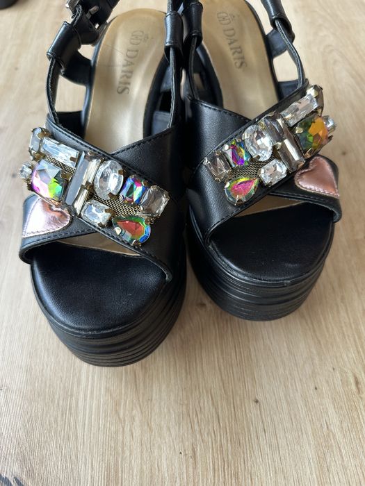 Сандали на платформа Daris