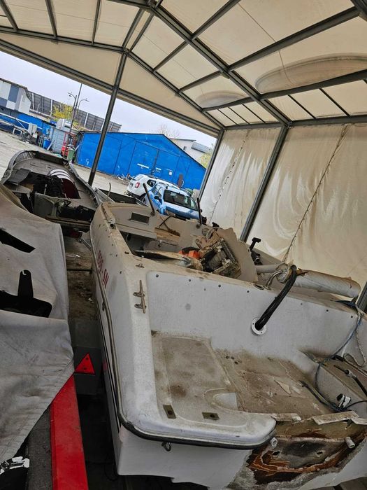 Barca cu motor- avariate