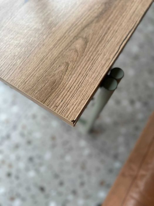 Кафе маса с метална основа и дървесен плот