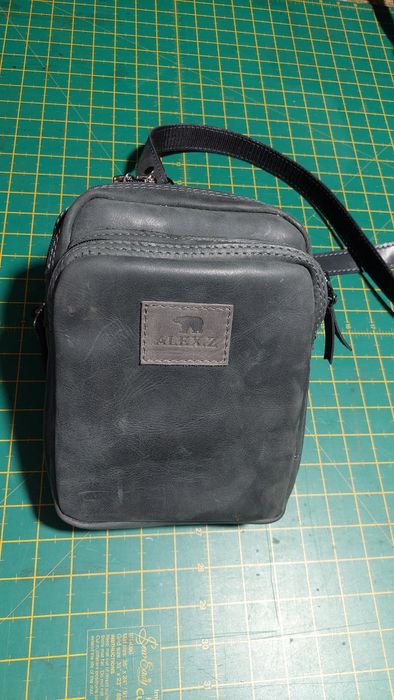 Сумка барсетка через плечо.