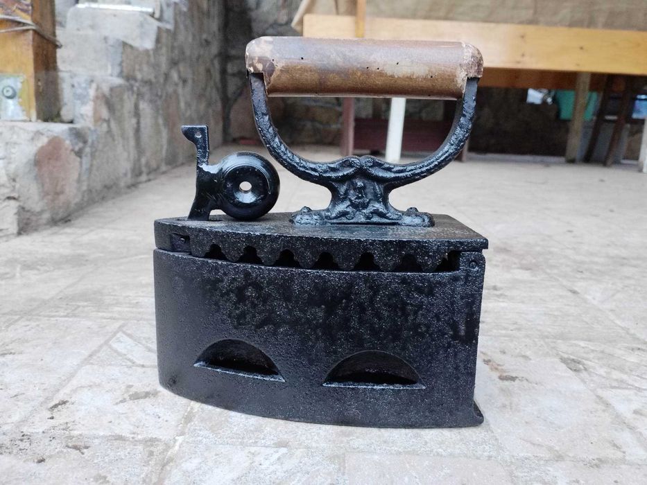 Стара ютия на жар