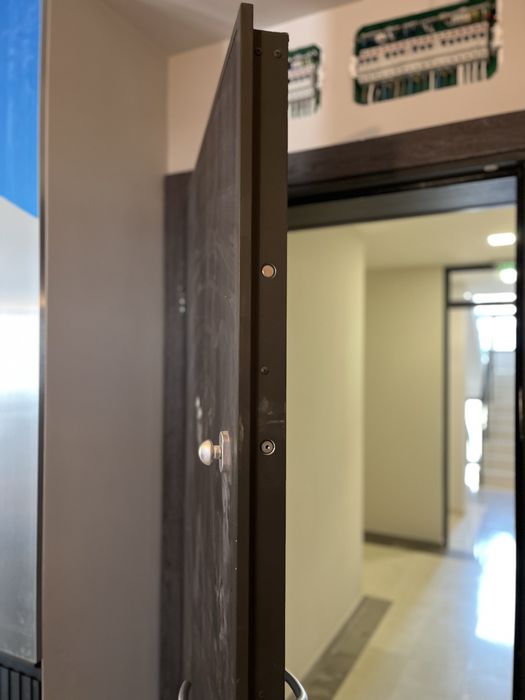 Входна блиндирана врата с каса