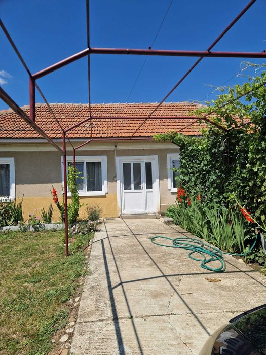 Vând casă în localitatea Stăvaru, jud. Olt.