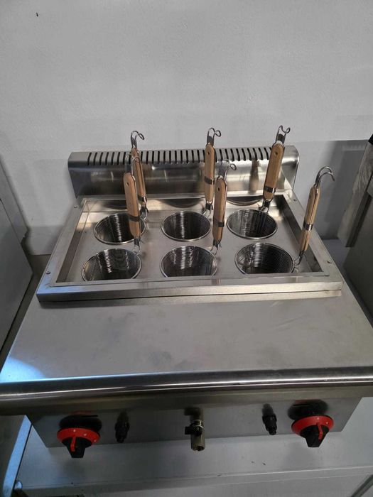 Grill pe gaz GPL cu plita striata nou,transport inclus,dim 550x530x420