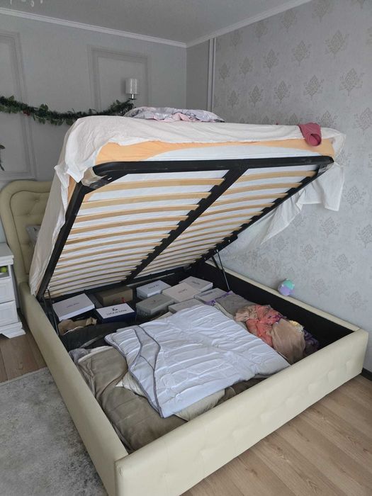 Pat tapitat 160x200 cu lada depozitare si mecanism rabatabil