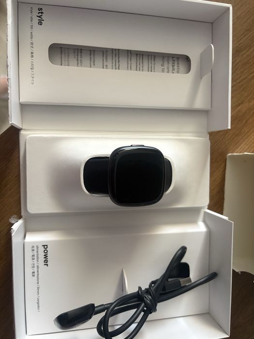 Фитнес часовник Fitbit Versa 4
