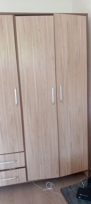 шкаф плательный коричневый