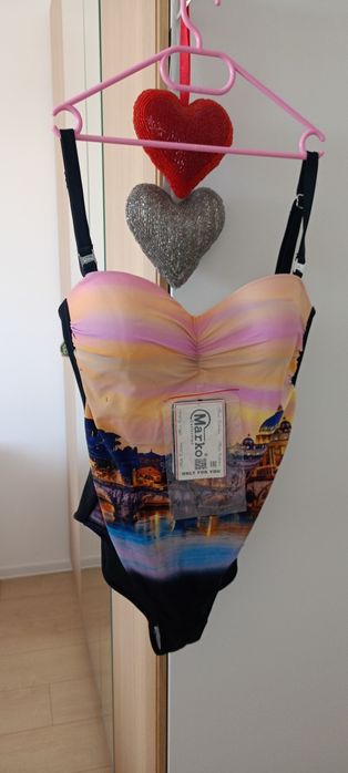 Costum de baie nou cu eticheta